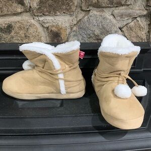 Gap Kids Winter Slipper Booties Beige with White Fur and Poms Size 5/6